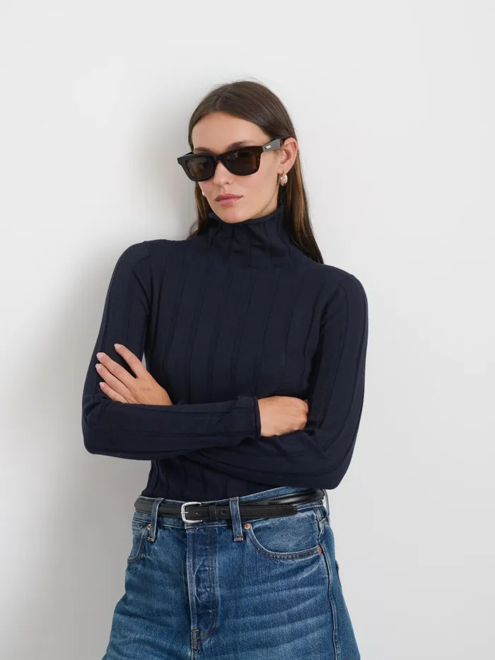 Alex Mill Sweaters Women Ellie Ribbed Turtleneck In Cotton Cashmere Navy