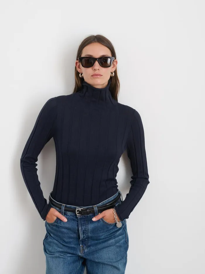 Alex Mill Sweaters Women Ellie Ribbed Turtleneck In Cotton Cashmere Navy