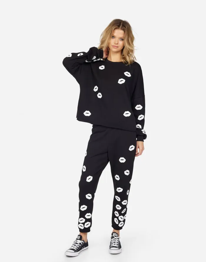 Women039s Alana White Foil Scattered Lips Black Lauren Moshi Crop Sweatpants